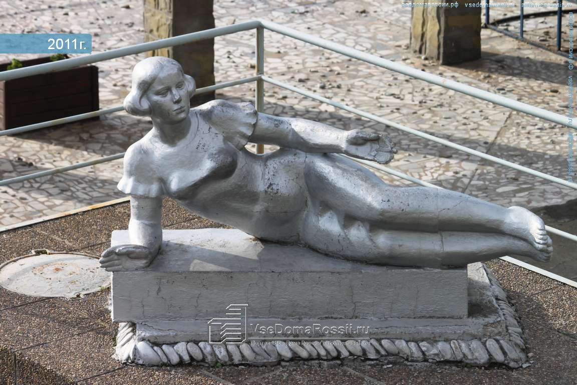 Брюнетка разделась возле старой статуи