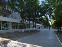 Nizhnekamsk, Khimikov avenue, 房屋 36. 公寓楼