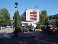 Nizhnekamsk, Khimikov avenue, 房屋 36. 公寓楼