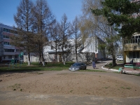 Nizhnekamsk, 购物中心 "Ансат", Khimikov avenue, 房屋 96А