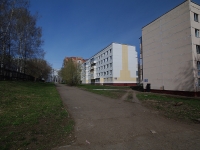 Nizhnekamsk, Khimikov avenue, 房屋 104. 公寓楼