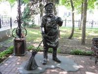 Stavropol, monument ДворникуDzerzhinsky st, monument Дворнику