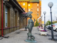 neighbour house: st. Volodarsky. sculpture "Дама с собачкой"