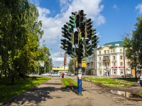 Пенза, улица Октябрьская. Арт-объект "Светофорное дерево"