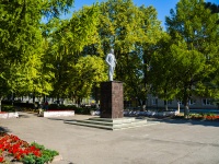 neighbour house: st. Lenin. monument  В.И. Ленину 