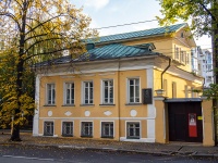 neighbour house: . , house 25. museum Мемориальный дом-музей Собинова Л.В. 