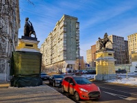 neighbour house: avenue. Leningradskiy. sculpture composition "Диоскуры, укрощающие коней"