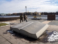 соседний дом: ул. Университетская набережная. памятник «Послание через века» 