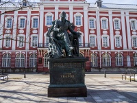 Василеостровский район, памятник Графу С.С. Уваровуулица Биржевая линия, памятник Графу С.С. Уварову