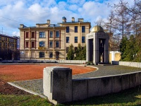 Vyiborgsky district, memorial Памятник-мемориал военным медикам , memorial Памятник-мемориал военным медикам