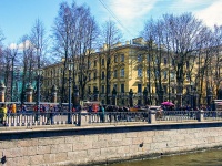 隔壁房屋: embankment. Embankment of the Griboyedov Canal, 房屋 2Б. 公寓楼