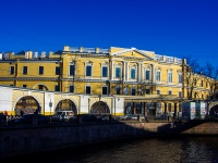 隔壁房屋: embankment. Embankment of the Griboyedov Canal, 房屋 30-32. 大学 Санкт-Петербургский государственный экономический университет