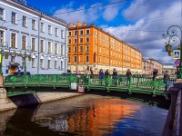 隔壁房屋: embankment. Embankment of the Griboyedov Canal. 桥 "Итальянский"