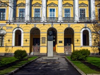 隔壁房屋: embankment. Embankment of the Griboyedov Canal. Бюст Д. Кваренги